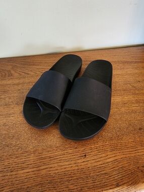 Women's Crocs Slides Sz 7